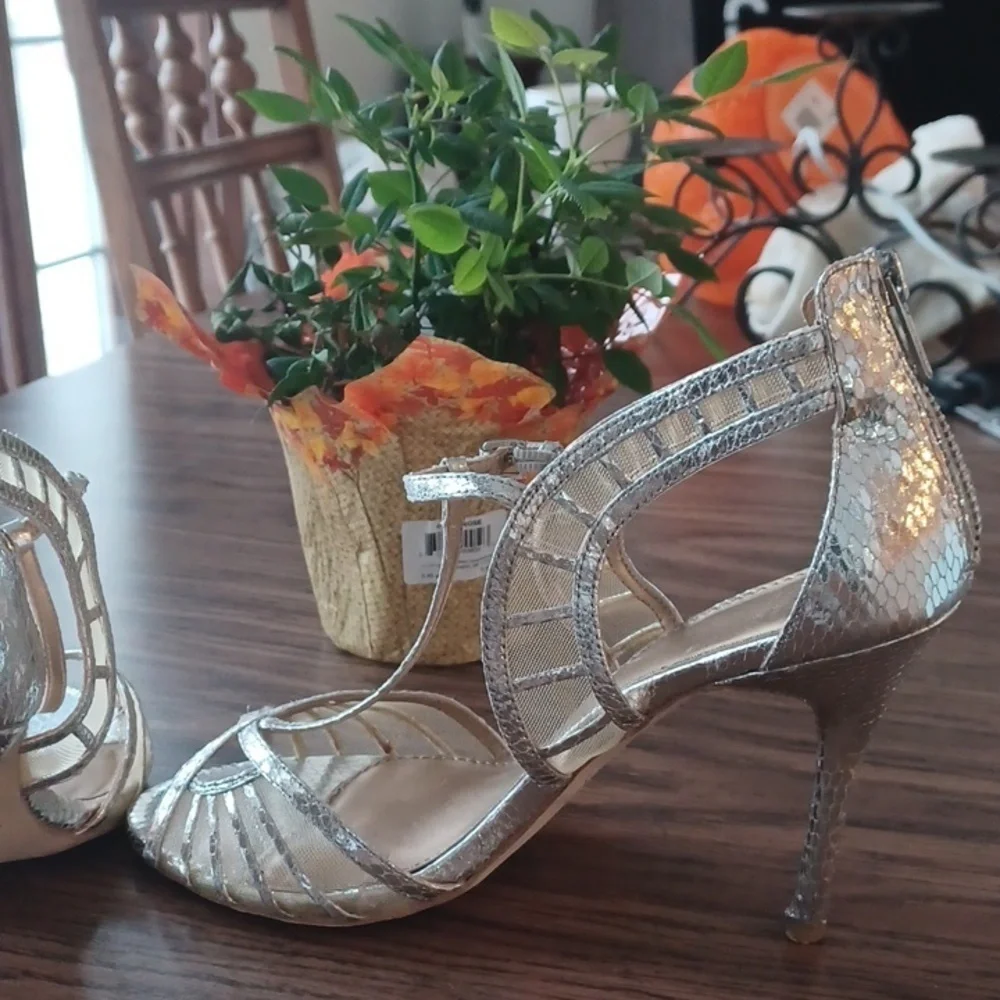 Rare Badgley Mischka strappy sandals, silver, 4